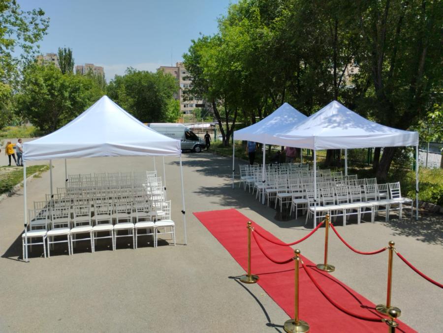 Վերջին զանգի արարողություն դպրոցի բակում