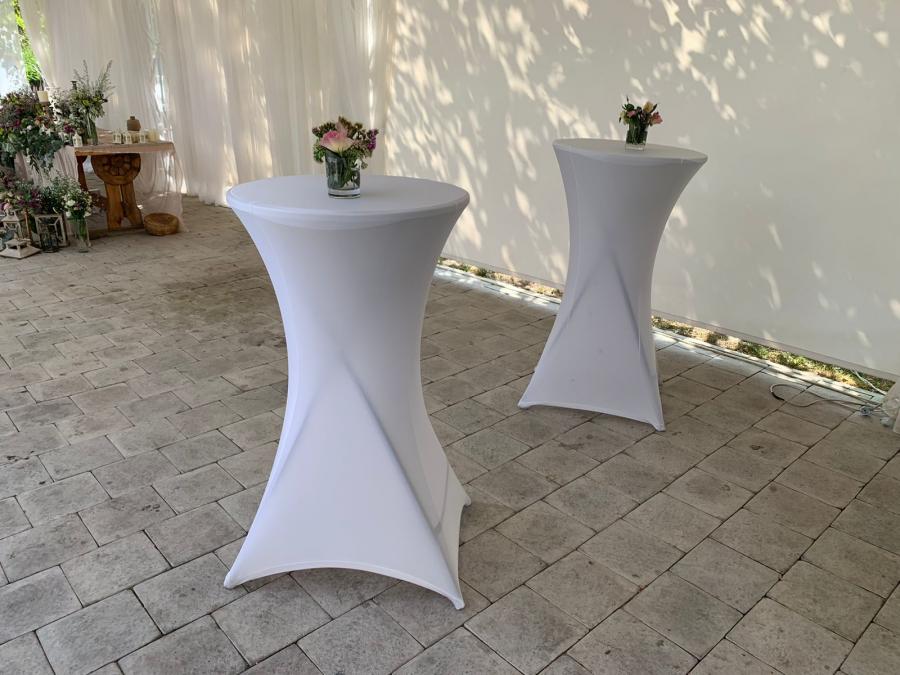 Կոկտեյլի սեղան ձգվող սփռոցով սպիտակ