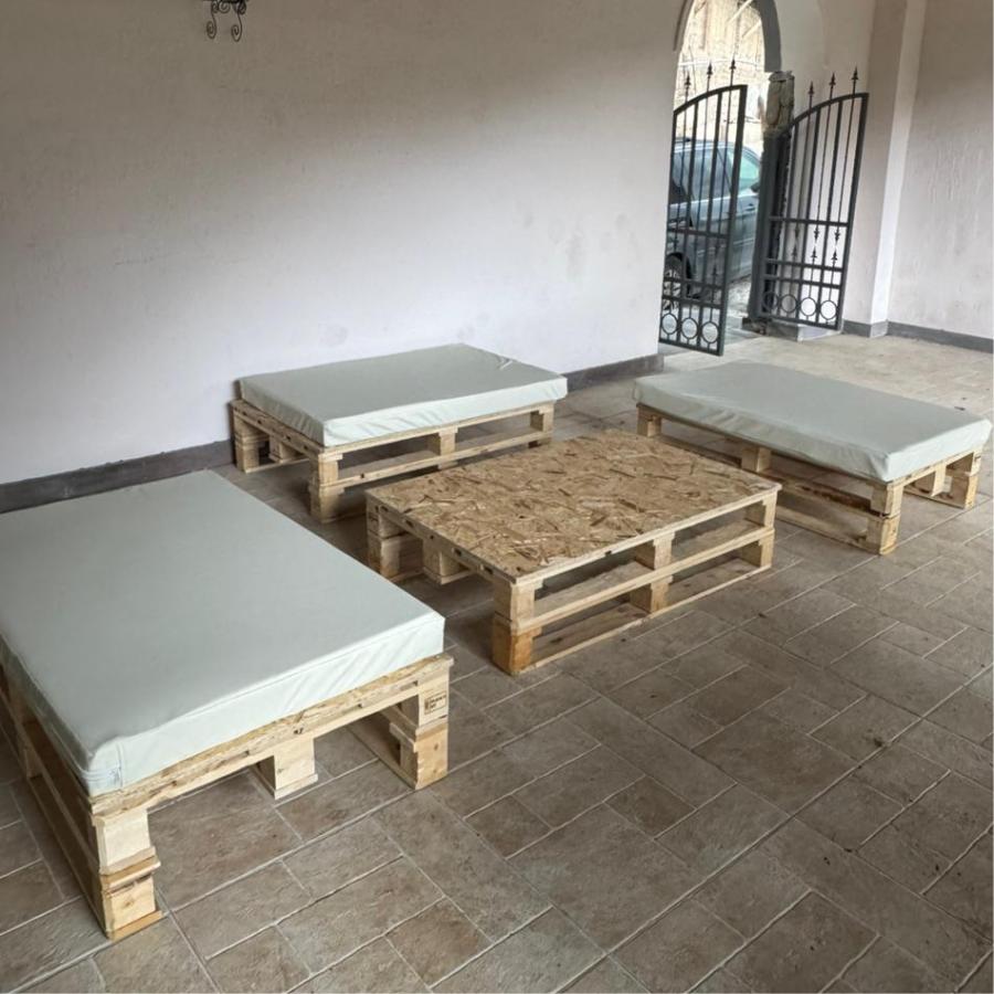 Պադոնի սեղան և նստարաններ